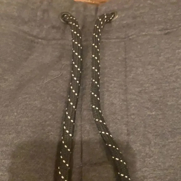 Tahari Zipper Pocket Fleece shorts - Picture 5 of 8